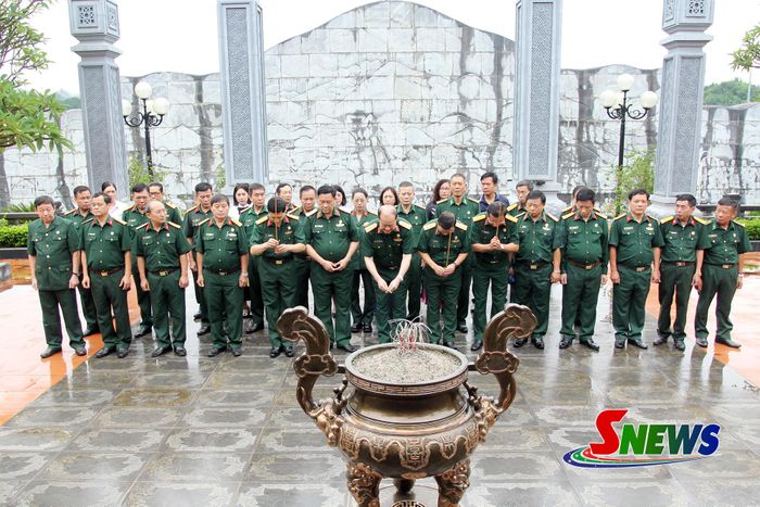 Các Đại biểu dâng hương tại Đền thờ Bác Hồ ở Quảng trường Tây Bắc