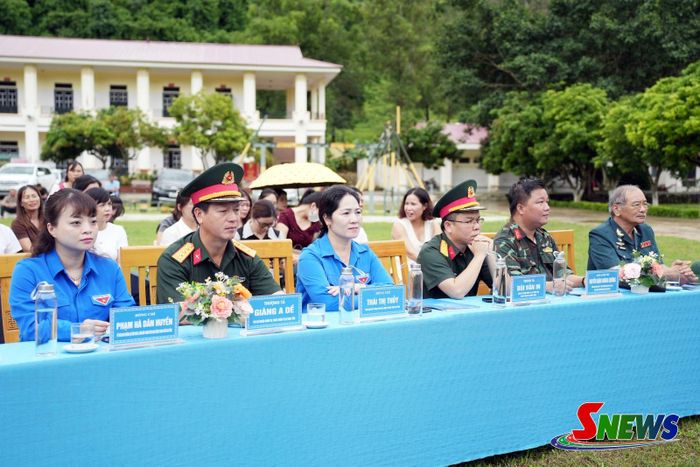 Các đại biểu tham dự chương trình.