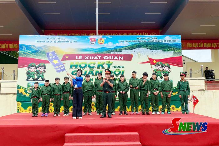 Ban tổ chức trao cờ lệnh cho tiểu đội.