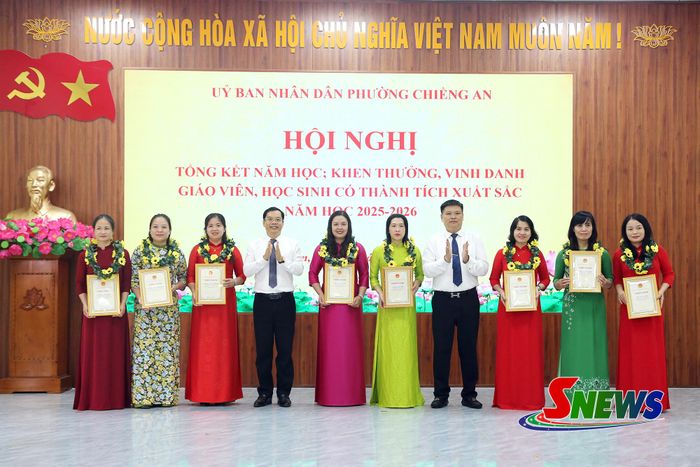 Phường Chiềng An vinh danh các giáo viên có thành tích xuất sắc.