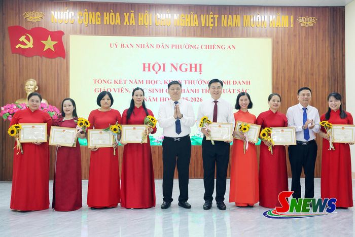 UBND phường Chiềng An tặng giấy khen cho các cá nhân có thành tích xuất sắc.
