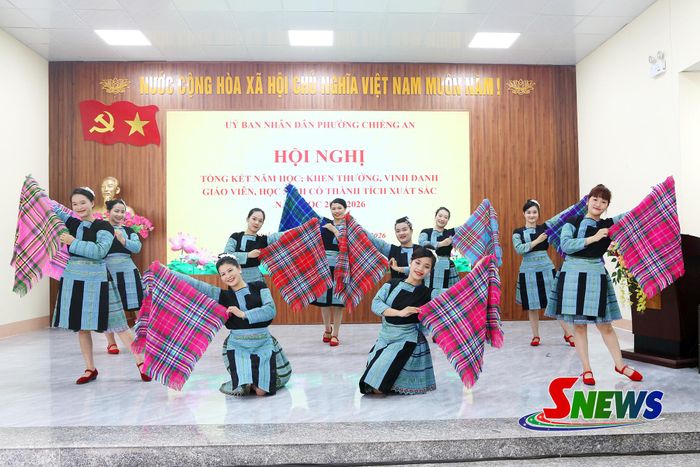 Tiết mục văn nghệ chào mừng hội nghị.