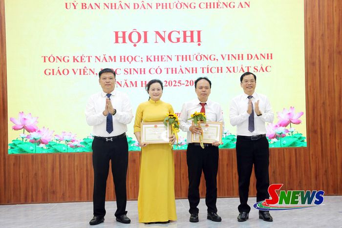 UBND phường Chiềng An tặng giấy khen cho Trường Mầm non Lò Văn Giá và Trường THCS Chiềng Đen.