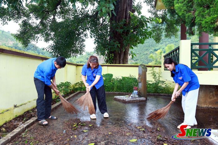 ĐVTN xã Chiềng Mai tổ chức dọn dẹp, chỉnh trang Nghĩa trang liệt sĩ.