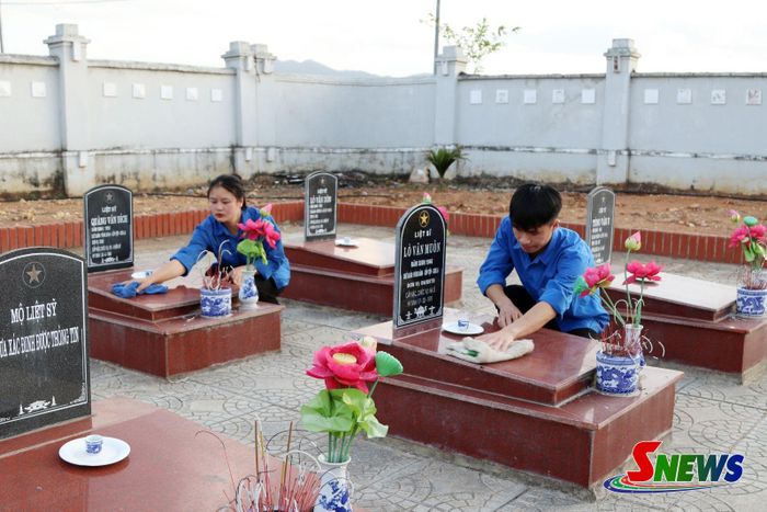 Các đoàn viên, thanh niên xã Sốp Cộp tham gia dọn dẹp tại Nghĩa trang Liệt sĩ.