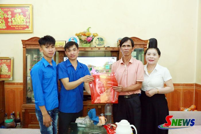 Đoàn thanh niên bản Mường Mụa, xã Chiềng Mai tổ chức thăm hỏi, tặng quà cho gia đình người có công trong bản.