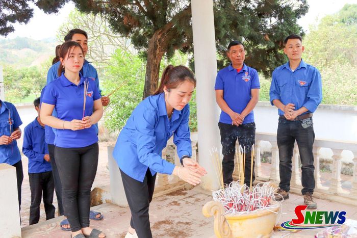 ĐVTN xã Púng Bánh dâng hương tại nghĩa trang liệt sĩ.
