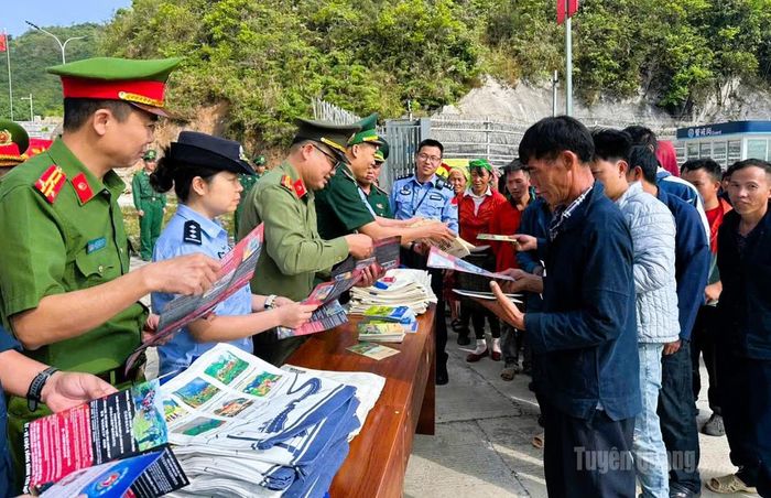 Phòng Quản lý xuất nhập cảnh phối hợp với Công an xã Sơn Vĩ, Đồn Biên phòng cửa khẩu Săm Pun và lực lượng chức năng nước láng giềng tuyên truyền pháp luật cho Nhân dân hai nước Việt Nam - Trung Quốc.