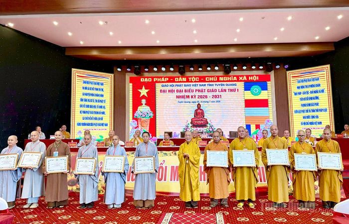 Hòa thượng Thích Bảo Nghiêm, Phó Chủ tịch Thường trực Hội đồng Trị sự Trung ương Giáo hội Phật giáo Việt Nam tặng Bằng khen cho cá nhân có thành tích xuất sắc trong công tác phật sự,.