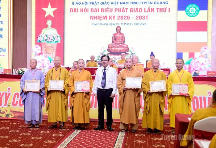 Đại diện Lãnh đạo Ban Tôn giáo Chính phủ tặng Giấy khen cho các cá nhân.
