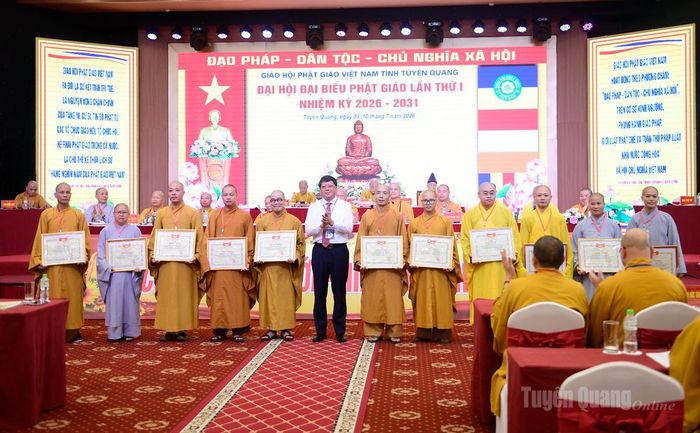 Đồng chí Hà Trung Kiên, Ủy viên BTV Tỉnh ủy, Phó Chủ tịch Thường trực Ủy ban MTTQ Việt Nam tỉnh, tặng Giấy khen của Ủy Ban MTTQ Việt Nam tỉnh Tuyên Quang cho các cá nhân.