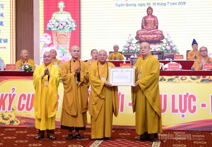 Lãnh đạo Hội đồng trị sự Giáo hội Phật giáo Việt Nam tặng Bằng khen cho Ban trị sự Giáo hội Phật giáo tỉnh Tuyên Quang.