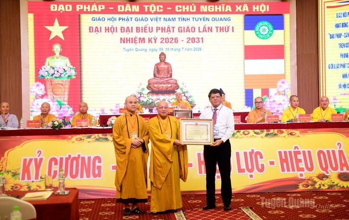 Đồng chí Hà Trung Kiên, Ủy viên BTV Tỉnh ủy, Phó Chủ tịch Thường trực Ủy ban MTTQ Việt Nam tỉnh, trao Bằng khen của UBND tỉnh cho Ban Trị sự Giáo hội Phật giáo Việt Nam tỉnh.