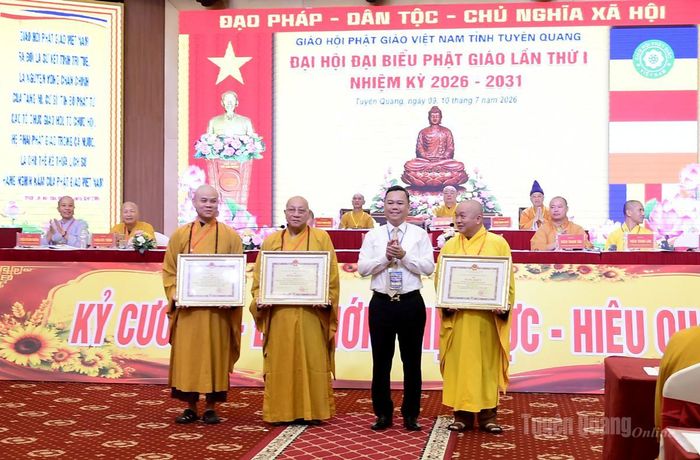 Đồng chí Đỗ Hùng Đức, Ủy viên BCH Đảng bộ tỉnh, Phó Chủ tịch UBND tỉnh trao Bằng khen của UBND tỉnh cho các cá nhân.