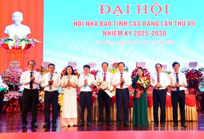Lãnh đạo Hội Nhà Báo Việt Nam và Lãnh đạo UBND tỉnh tặng hoa Ban Chấp hành Hội Nhà báo tỉnh Cao Bằng khóa VII, nhiệm kỳ 2025-2030.