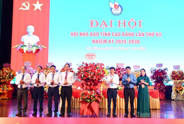 Hội Nhà báo Việt Nam tặng hoa chúc mừng Đại hội.