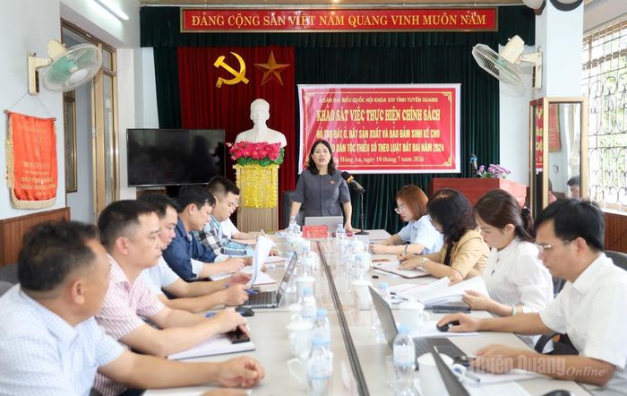Đồng chí Lý Thị Lan, Ủy viên Ban Thường vụ Tỉnh ủy, Phó Trưởng đoàn chuyên trách Đoàn ĐBQH khóa XVI tỉnh phát biểu kết luận tại buổi khảo sát.