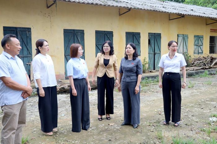 Đoàn ĐBQH tỉnh khảo sát diện tích đất thuộc khu nhà ở tập thể cho công nhân của Công ty Cổ phần Chè Hùng An.