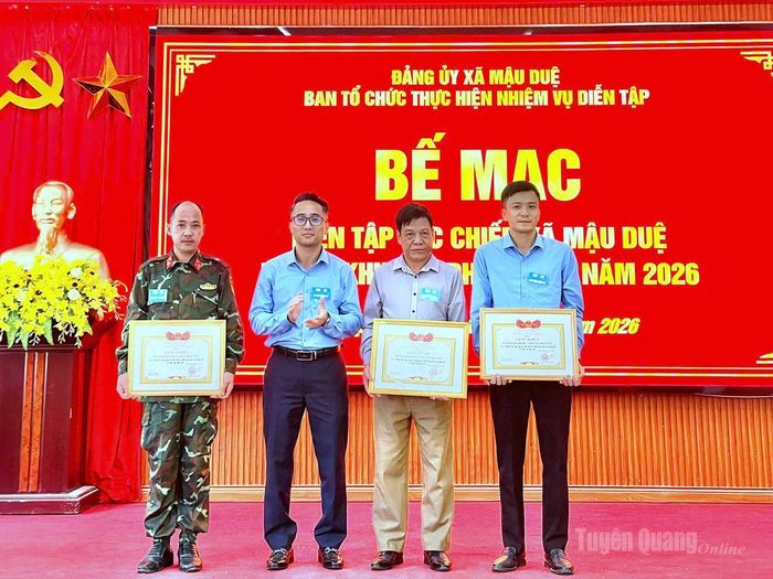 Ban Tổ chức diễn tập tặng Giấy khen cho các cá nhân có thành tích tham gia diễn tập.