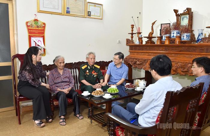 Đồng chí Nguyễn Văn Sơn, Chủ tịch HĐND tỉnh thăm, tặng quà gia đình ông Nguyễn Mạnh Dương, bệnh binh, ở thôn Tân Tiến 1, xã Sơn Dương.