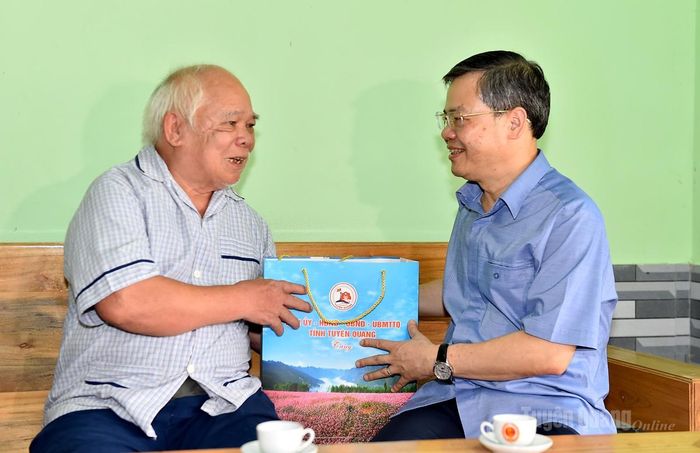 Đồng chí Nguyễn Văn Sơn, Chủ tịch HĐND tỉnh tặng quà ông Lương Thắng Cảnh, thương binh, ở thôn Cầu Bì, xã Sơn Dương.