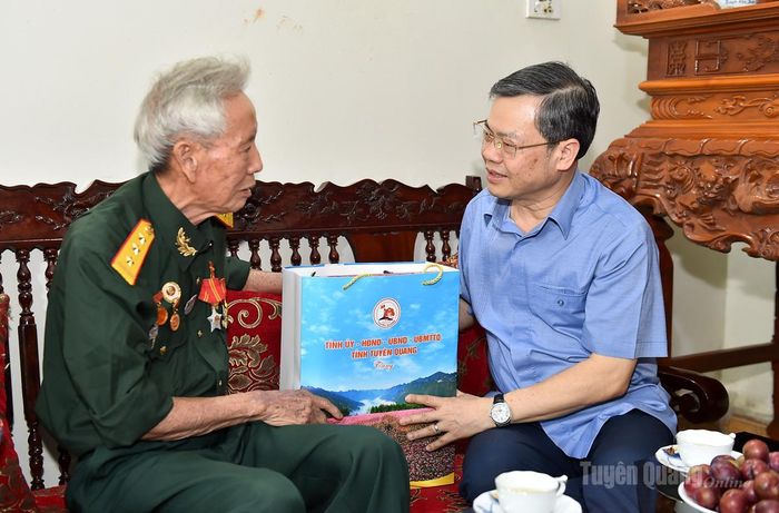 Đồng chí Nguyễn Văn Sơn, Chủ tịch HĐND tỉnh tặng quà ông Nguyễn Mạnh Dương, bệnh binh, ở thôn Tân Tiến 1, xã Sơn Dương.
