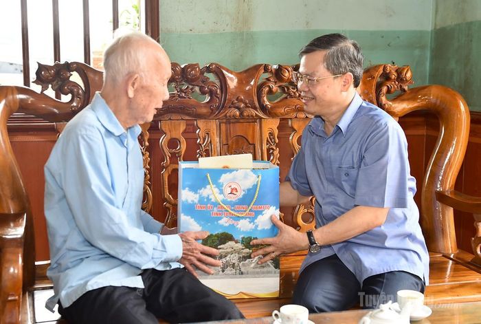 Đồng chí Nguyễn Văn Sơn, Chủ tịch HĐND tỉnh thăm, tặng quà ông Phạm Văn Khám, bố liệt sĩ Phạm Văn Giản, ở thôn Thia xã Tân Trào.