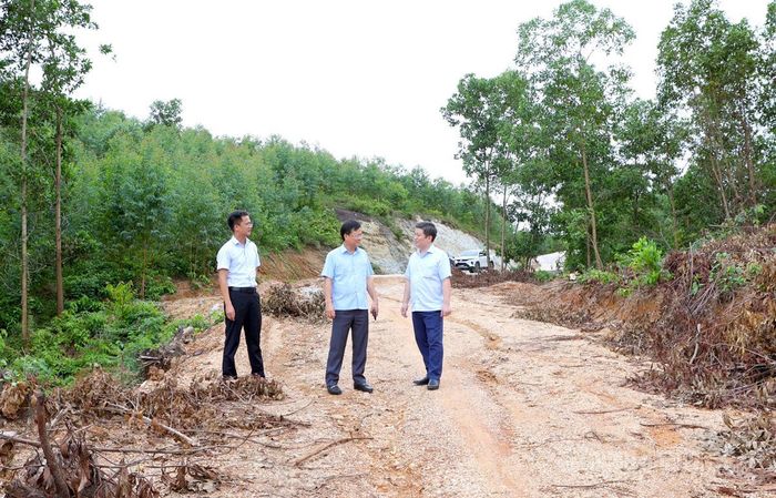 Đồng chí Trần Quang Minh, Ủy viên Ban Thường vụ Tỉnh ủy, Trưởng Ban Tổ chức Tỉnh ủy và lãnh đạo xã Trường Sinh kiểm tra tiến độ giải phóng mặt bằng tuyến đường trên địa bàn xã.