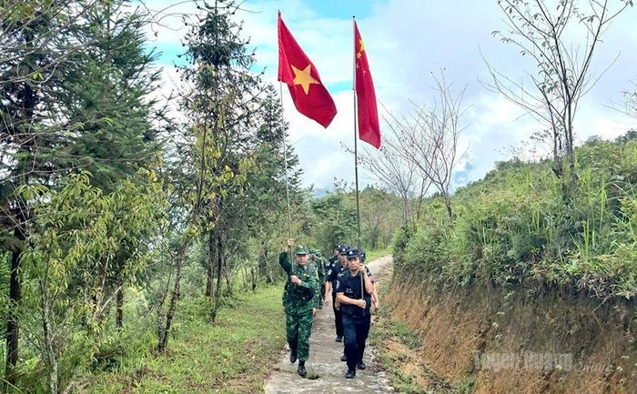 Đồn Biên phòng Thàng Tín phối hợp với lực lượng quản lý, bảo vệ biên giới Trung Quốc tuần tra từ mốc 227 đến mốc 228.