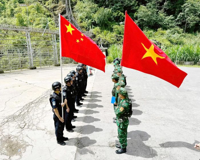 Đồn Biên phòng Phó Bảng (Việt Nam) và Đồn Công an biên giới Đổng Cán (Trung Quốc) thực hiện nghi thức tại buổi tuần tra liên hợp thực thi pháp luật trên tuyến biên giới.