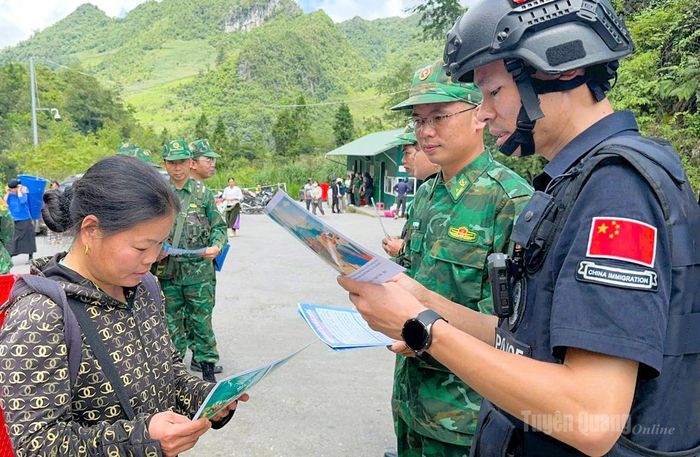 Hai bên tuyên truyền, phổ biến giáo dục pháp luật cho cư dân khu vực biên giới.