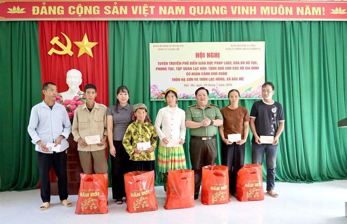 Lãnh đạo Phòng Hồ sơ nghiệp vụ, Công an tỉnh Tuyên Quang trao quà cho các hộ nghèo thôn Hạ Sơn và thôn Lạc Nông.
