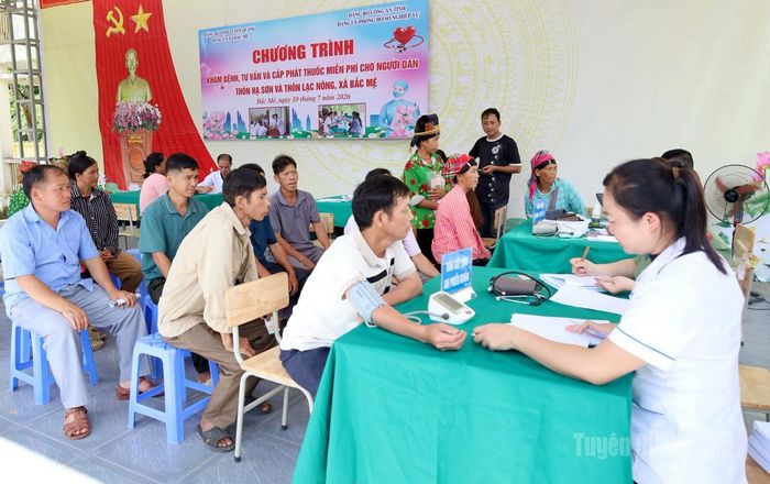 Đội ngũ y, bác sĩ của Bệnh viện Đa khoa khu vực Bắc Mê và Trung tâm Y tế khu vực Bắc Mê khám sức khỏe cho người dân.