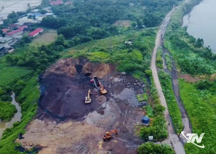 Khu vực tập kết tro xỉ nằm sát tuyến đường dân sinh nối phường Quan Triều với xã An Khánh.
