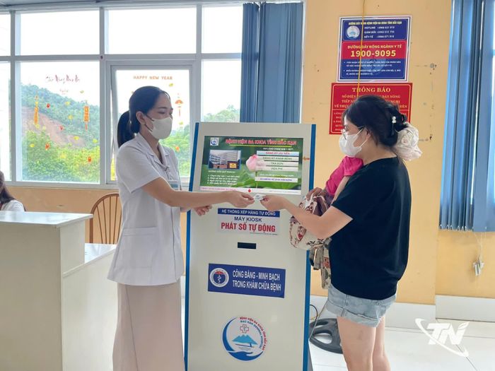 Hướng dẫn người dân lấy số tự động làm thủ tục khám, chữa bệnh tại Bệnh viện Đa khoa Bắc Kạn.