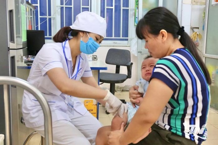 Trẻ em được tiêm vắc xin phòng bệnh viêm não mô cầu tại Cơ sở 1, Trung tâm Kiểm soát bệnh tật tỉnh Thái Nguyên.