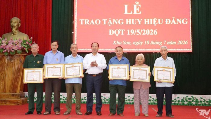 Lãnh đạo xã Kha Sơn trao tặng Huy hiệu 55 năm tuổi Đảng cho các đảng viên.