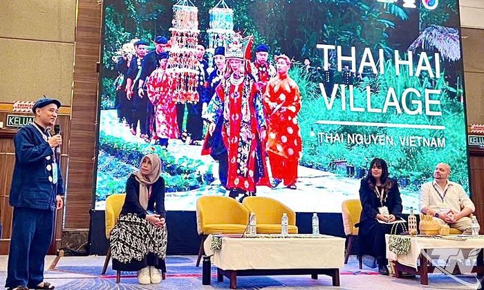 Đại diện Khu bảo tồn làng nhà sàn dân tộc sinh thái Thái Hải chia sẻ về những nỗ lực giữ gìn nét văn hóa truyền thống.