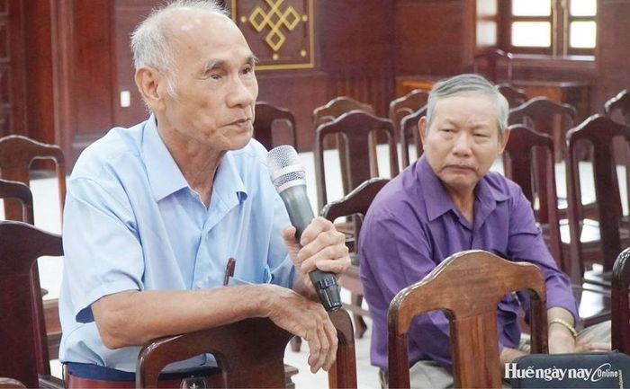 Cử tri Phú Lộc nêu kiến nghị tại buổi tiếp xúc cử tri trước kỳ họp thứ 2 của các tổ đại biểu HĐND thành phố 