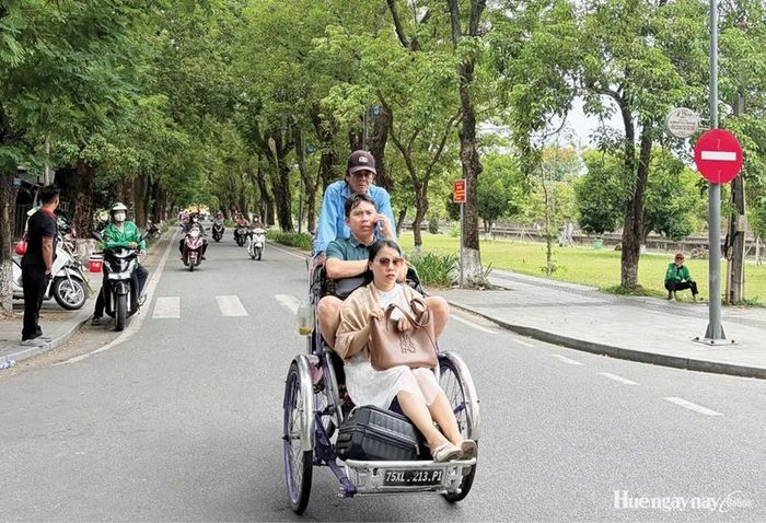 Xích lô trên phố Huế