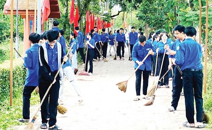  Đoàn viên, thanh niên ra quân dọn dẹp vệ sinh môi trường 