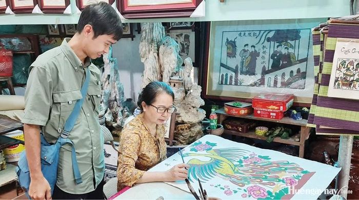 Anh Ngô Quý Đức tìm hiểu nghề làm tranh cùng nghệ nhân Nguyễn Thị Oanh tại làng tranh dân gian Đông Hồ (Bắc Ninh)