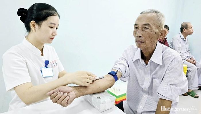 Khám sức khỏe và sàng lọc miễn phí cho người dân tại phường Phong Thái