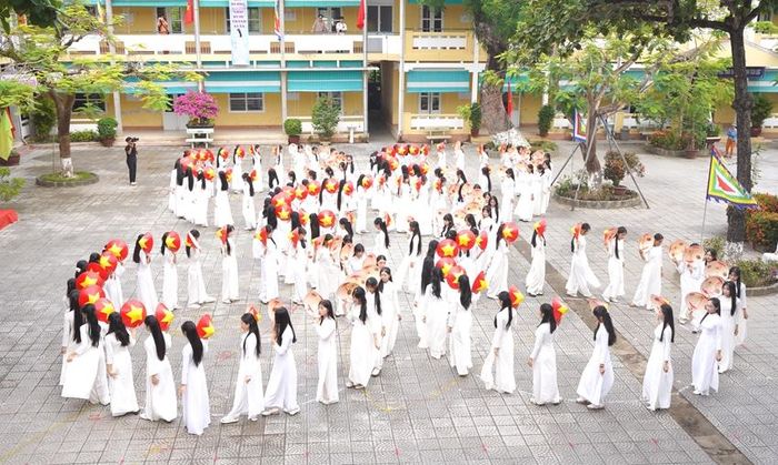 Nữ sinh đồng diễn áo dài trong sân trường