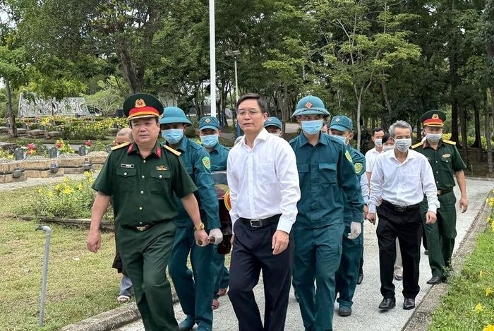 Lãnh đạo thành phố trực tiếp đưa các liệt sĩ trở lại nơi chôn cất sau khi tiến hành lấy mẫu