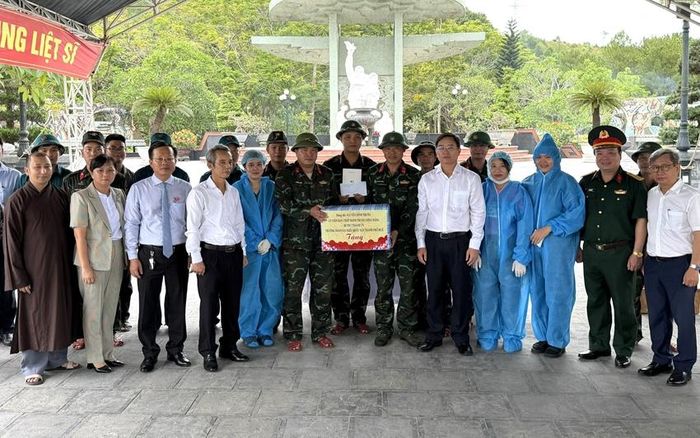  Bí thư Thành ủy Nguyễn Đình Trung và lãnh đạo thành phố tặng quà động viên lực lượng làm nhiệm vụ 
