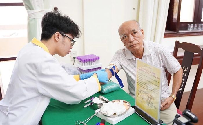 Tiến hành lấy mẫu cho thân nhân liệt sĩ 