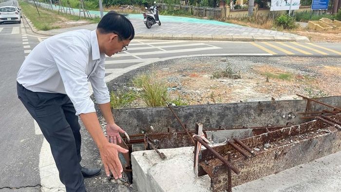  Cán bộ kỹ thuật của Ban QLDA Đô thị xanh kiểm tra và ghi nhận thực tế hiện trường cầu Như Ý