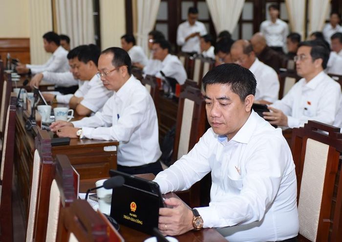 Biểu quyết thông qua nghị quyết 