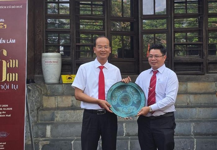 Chủ tịch Hội Cổ vật TP. Hồ Chí Minh trao tặng dĩa pháp lam cho Bảo tàng Cổ vật Cung đình Huế